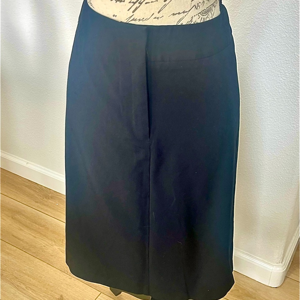 Nine & Co Stretch Pencil Skirt size 10. EUC. Kick pleat in back.